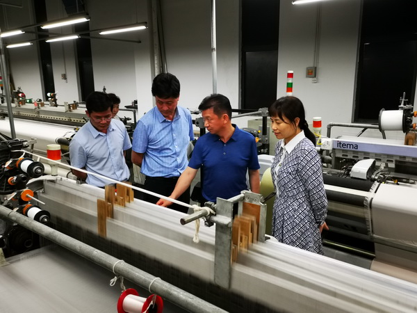 考察組考察千樣錦絲綢新材料有限公司.jpg